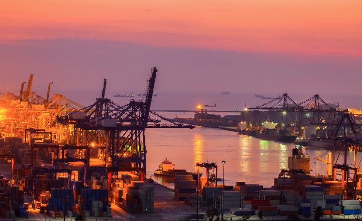 紧急预警｜霍尔木兹海峡高危预警！船东停航，战争险保费暴涨50%